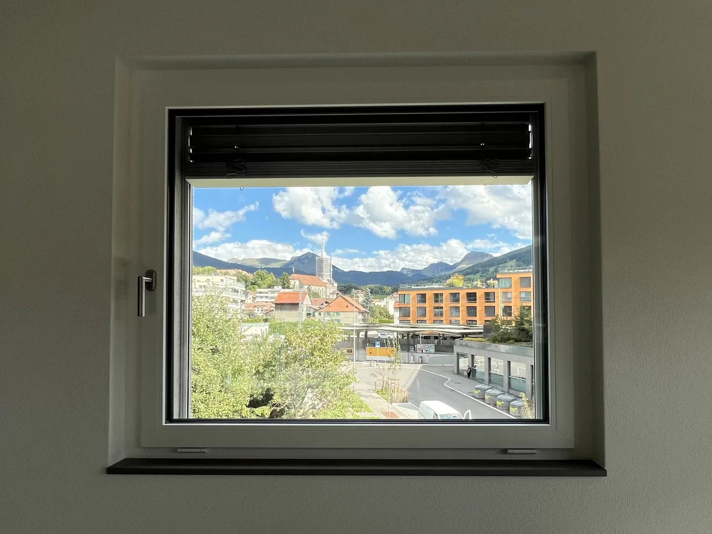 Beautiful commercial spaces, modern and new, 2 steps from the train station in full expansion - Photo 11 of 19