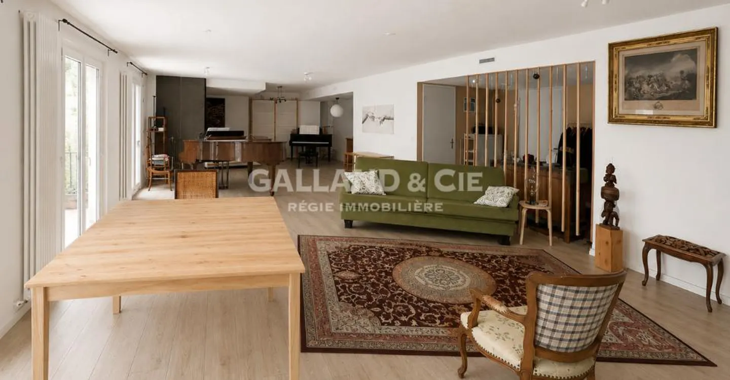Generous space for medical profession or offices - ~164 m² - Photo 1 of 9