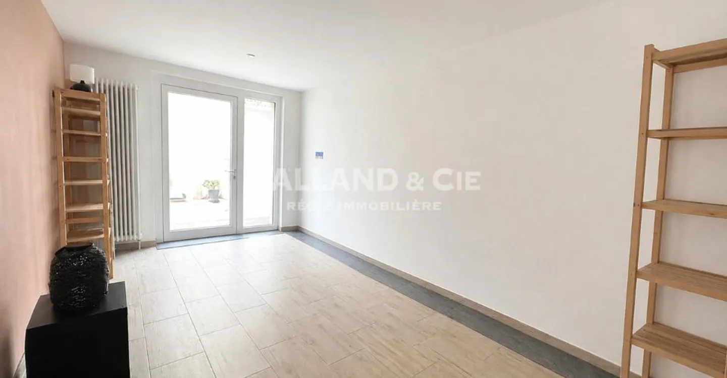 Generous space for medical profession or offices - ~164 m² - Photo 5 of 9