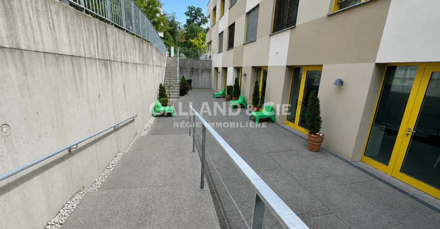 Generous space for medical profession or offices - ~164 m² - Photo 3 of 9