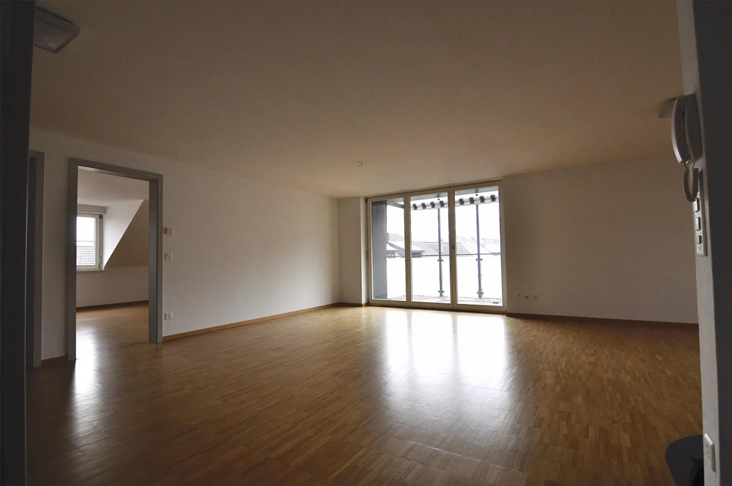 Appartamento duplex spazioso e moderno di 4,5 stanze nel centro del villaggio - Foto 4 di 14