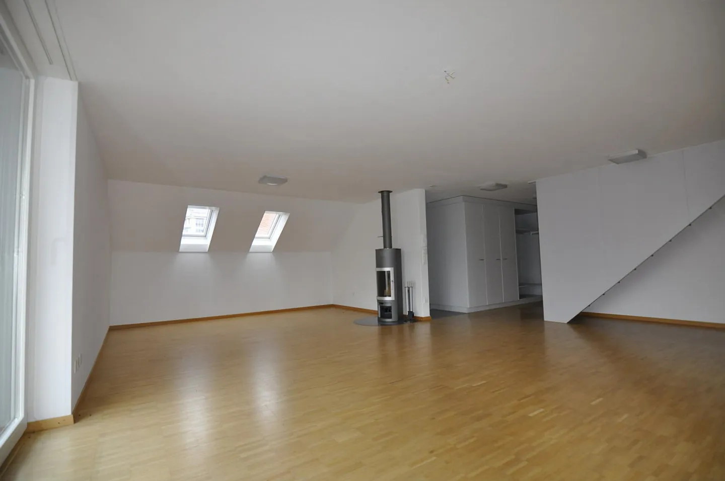 Appartamento duplex spazioso e moderno di 4,5 stanze nel centro del villaggio - Foto 3 di 14
