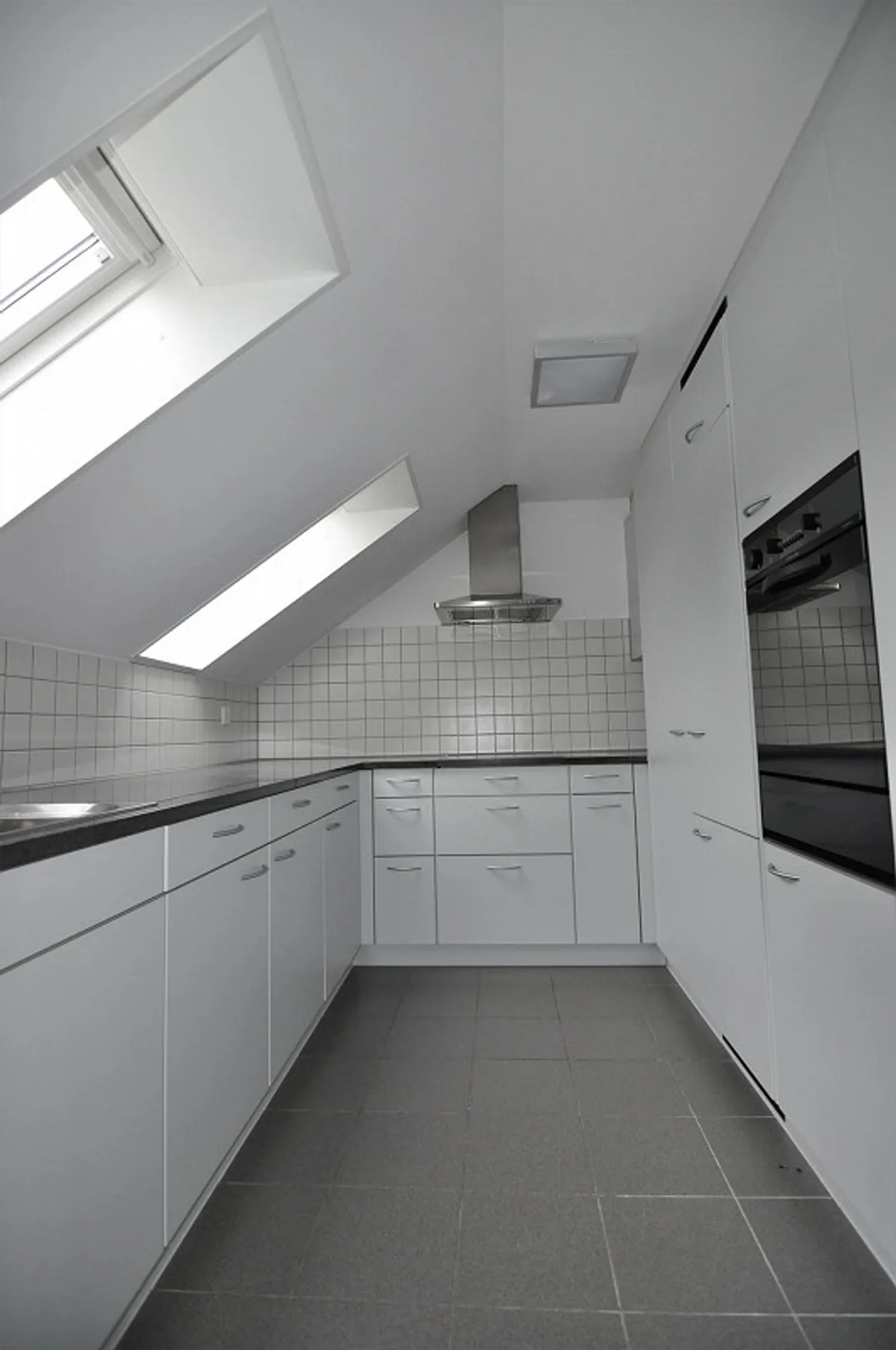 Appartamento duplex spazioso e moderno di 4,5 stanze nel centro del villaggio - Foto 5 di 14