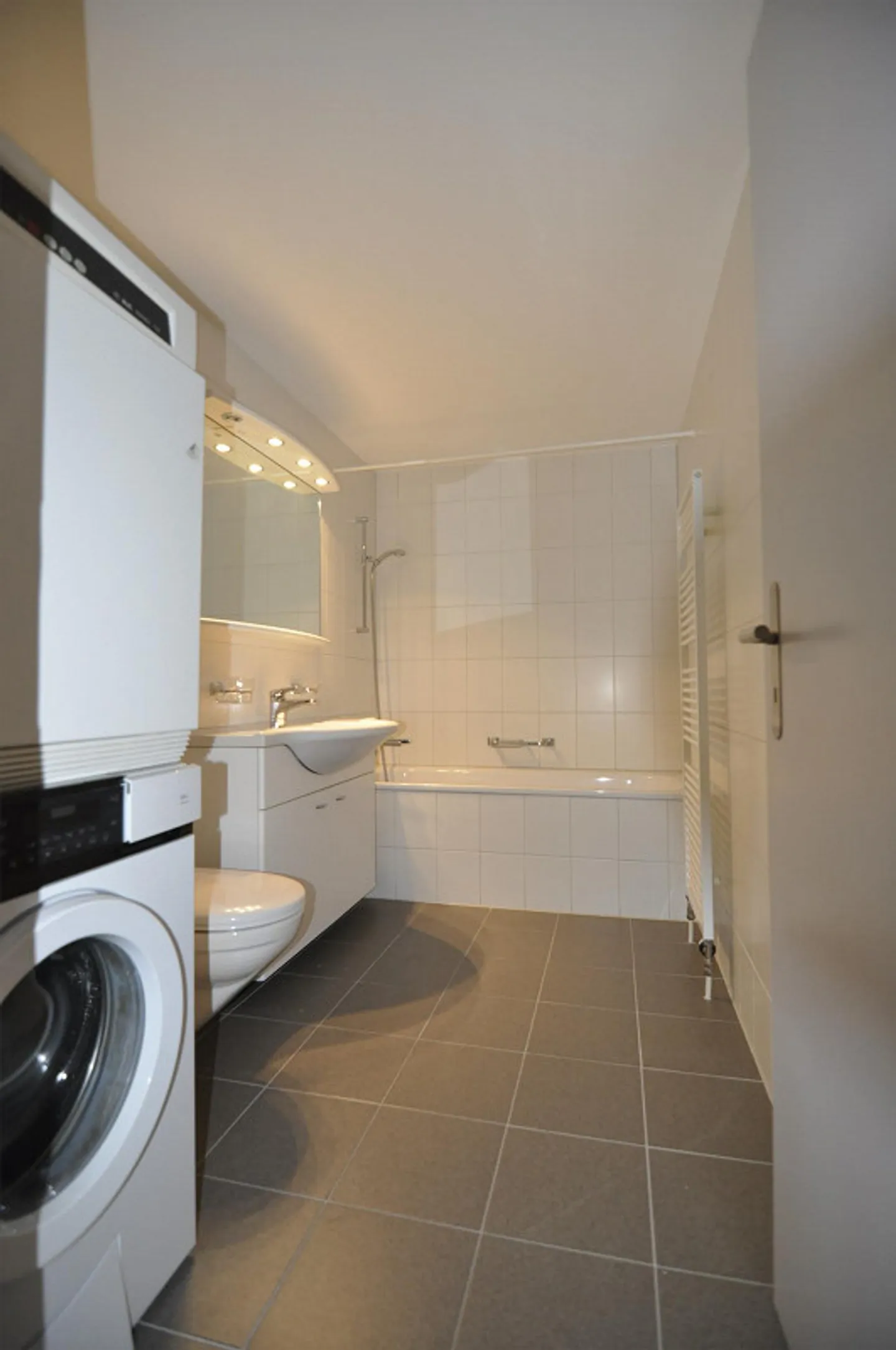 Appartamento duplex spazioso e moderno di 4,5 stanze nel centro del villaggio - Foto 6 di 14