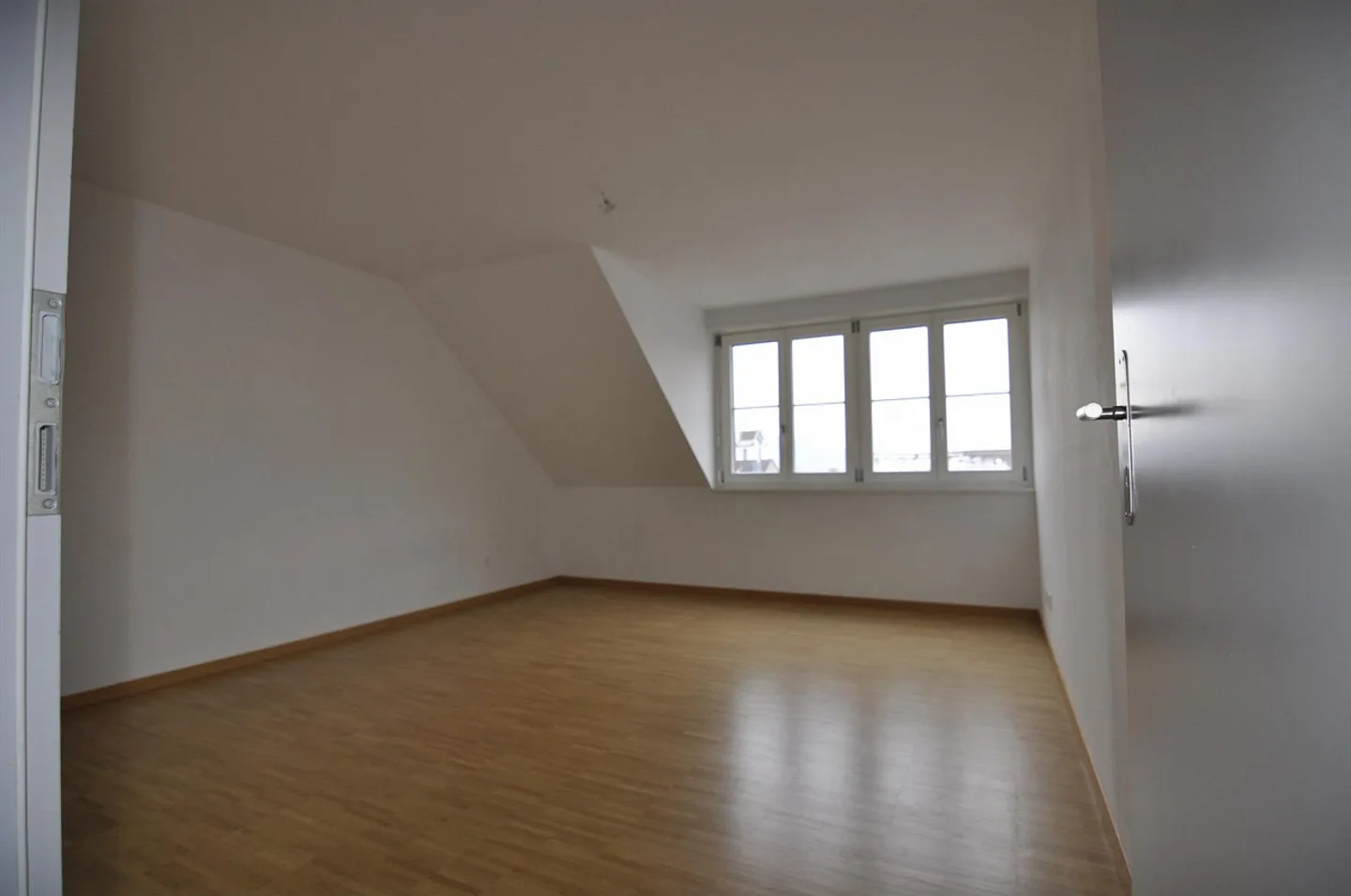 Appartamento duplex spazioso e moderno di 4,5 stanze nel centro del villaggio - Foto 8 di 14