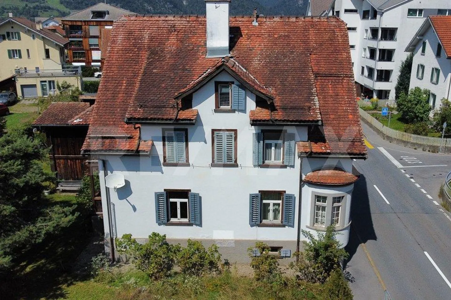 Casa storica a tre famiglie con fascino e potenziale - Foto 3 di 9