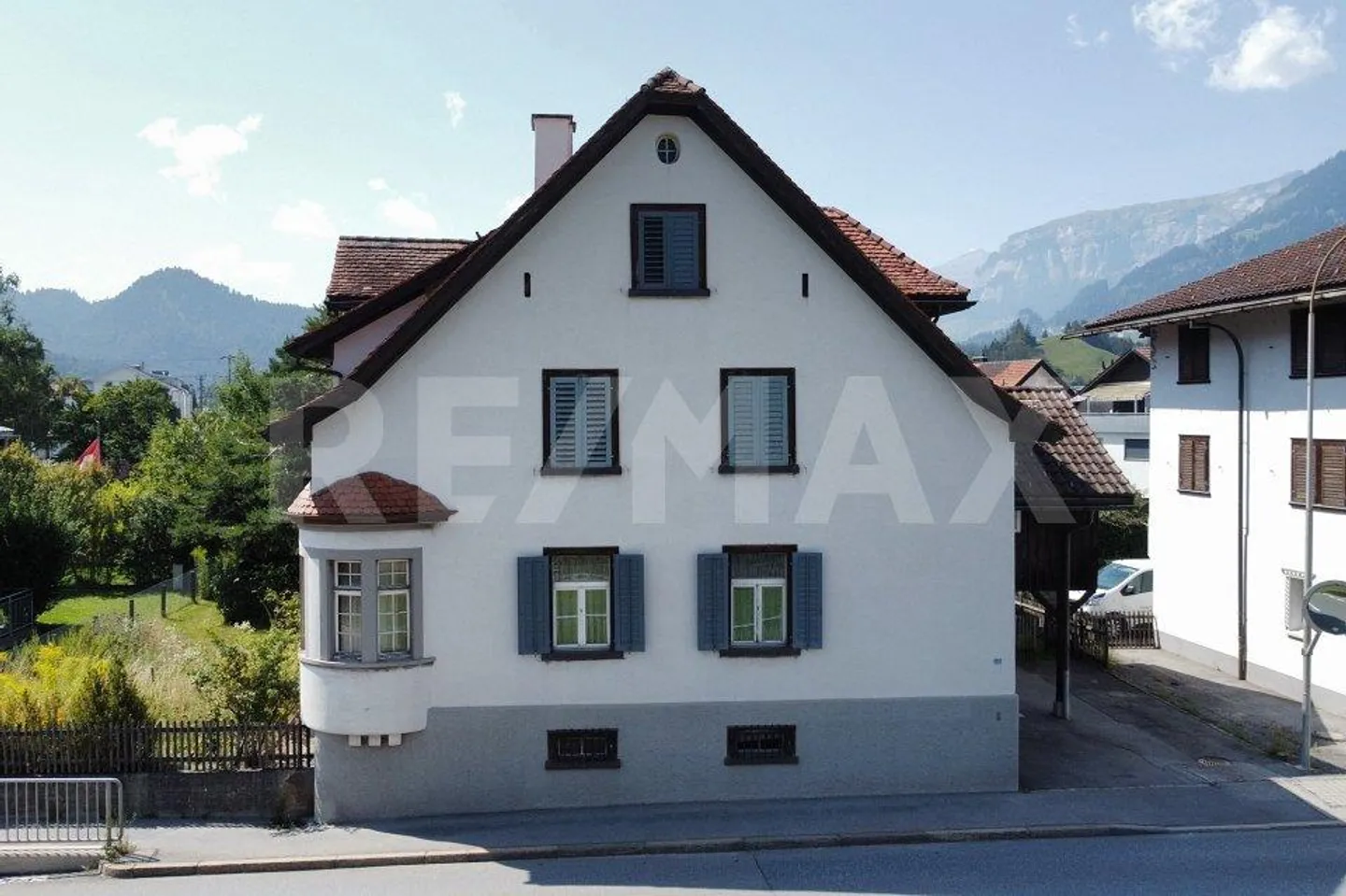 Casa storica a tre famiglie con fascino e potenziale - Foto 4 di 9