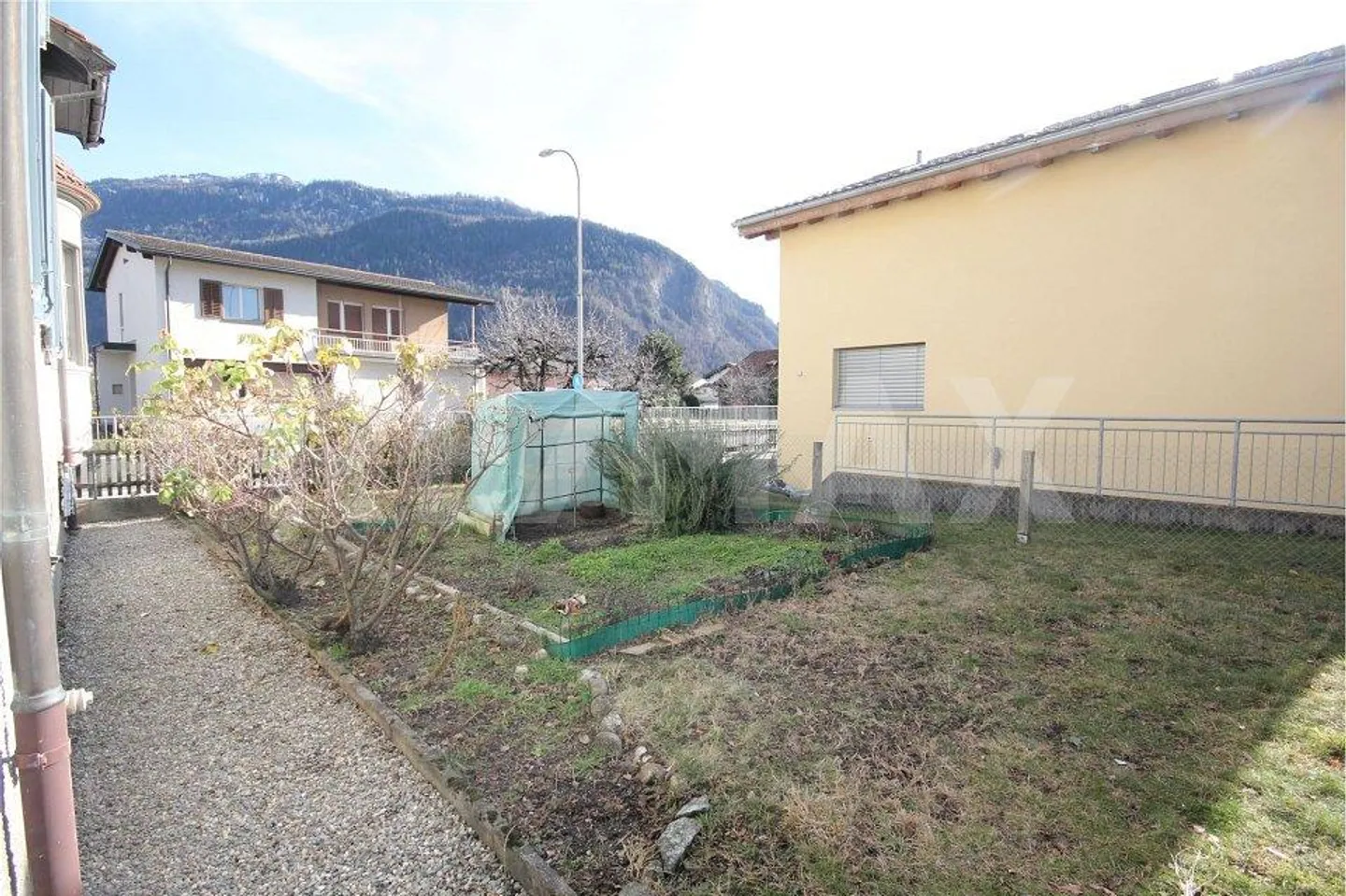 Casa storica a tre famiglie con fascino e potenziale - Foto 8 di 9