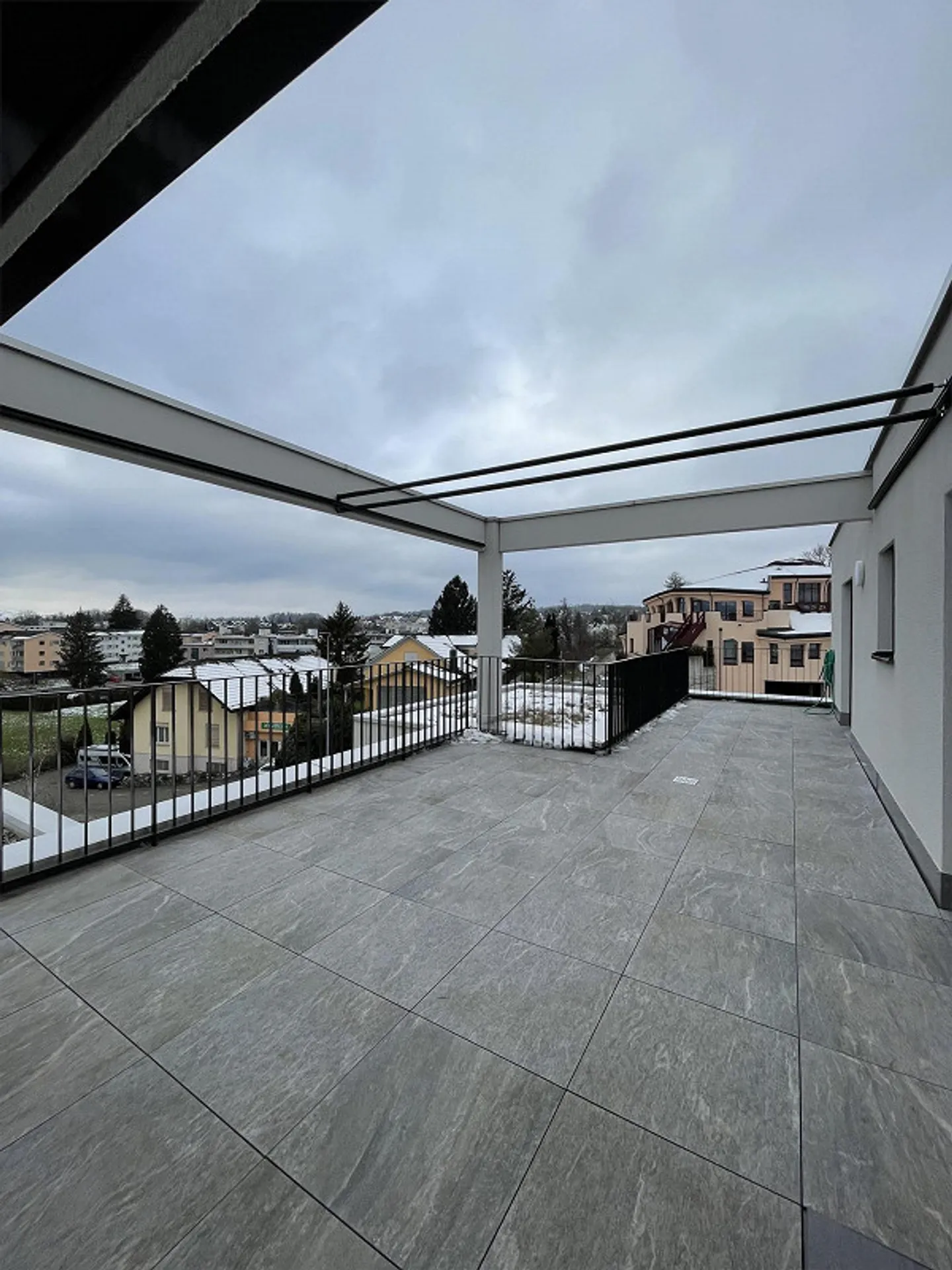 Ampio appartamento mansardato di 4,5 locali con 2 terrazze a Hombrechtikon - Foto 2 di 5