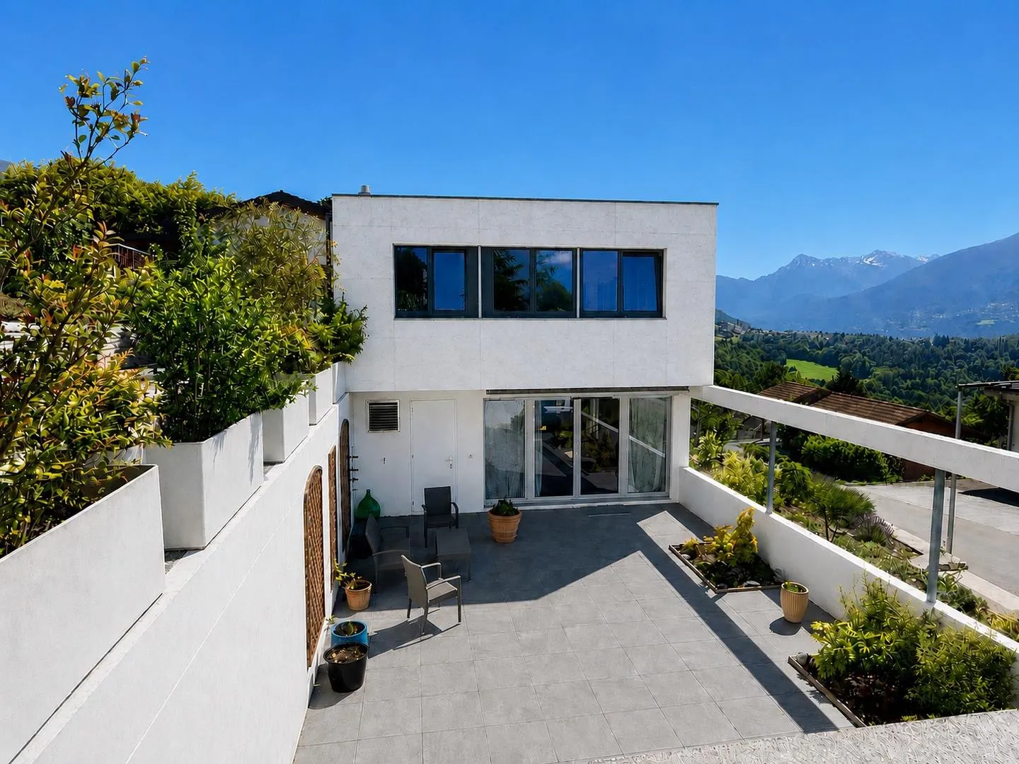 Contemporary Villa with Stunning Views - Photo 3 of 13