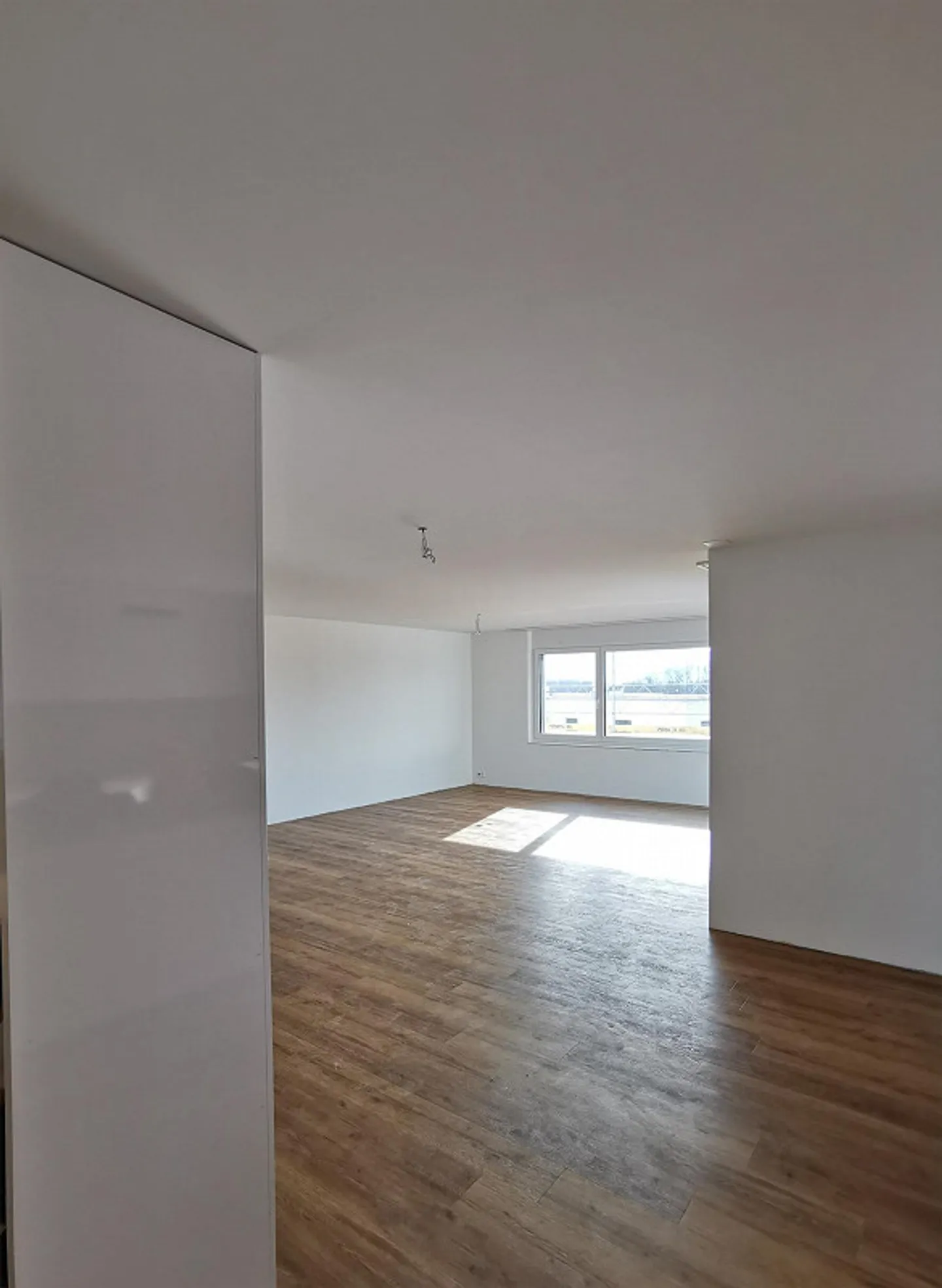 Ampio appartamento mansardato di 4,5 locali con 2 terrazze a Hombrechtikon - Foto 4 di 5