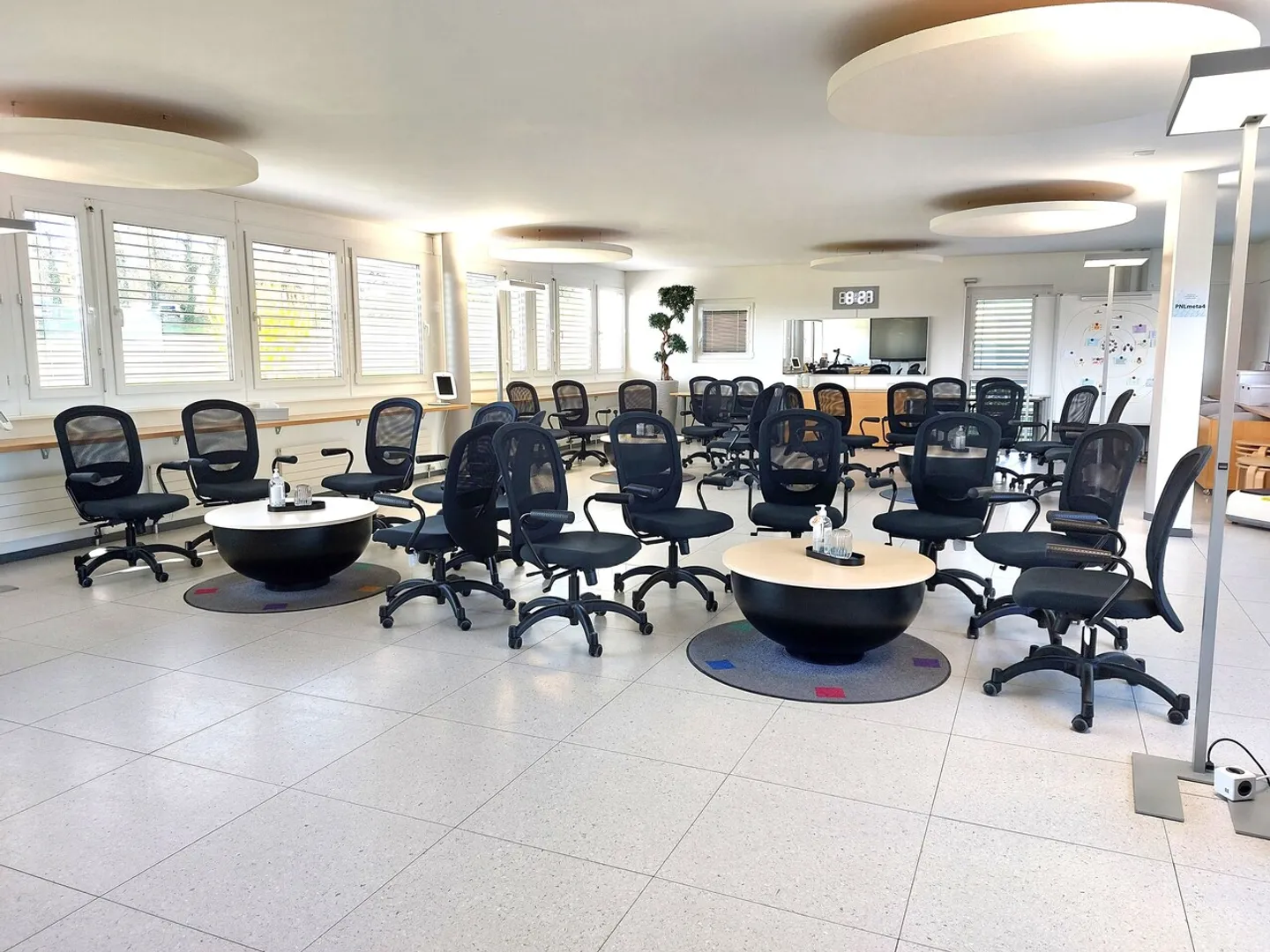 Ufficio moderno - Contratto di locazione flessibile - Ampio parcheggio - vicino a tutto - Foto 4 di 5