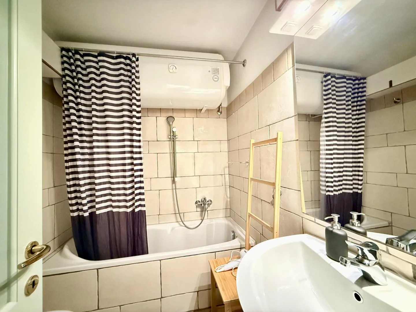 Rental of beautiful two-room apartments in historic Palazzo in Morcote - Photo 4 of 9