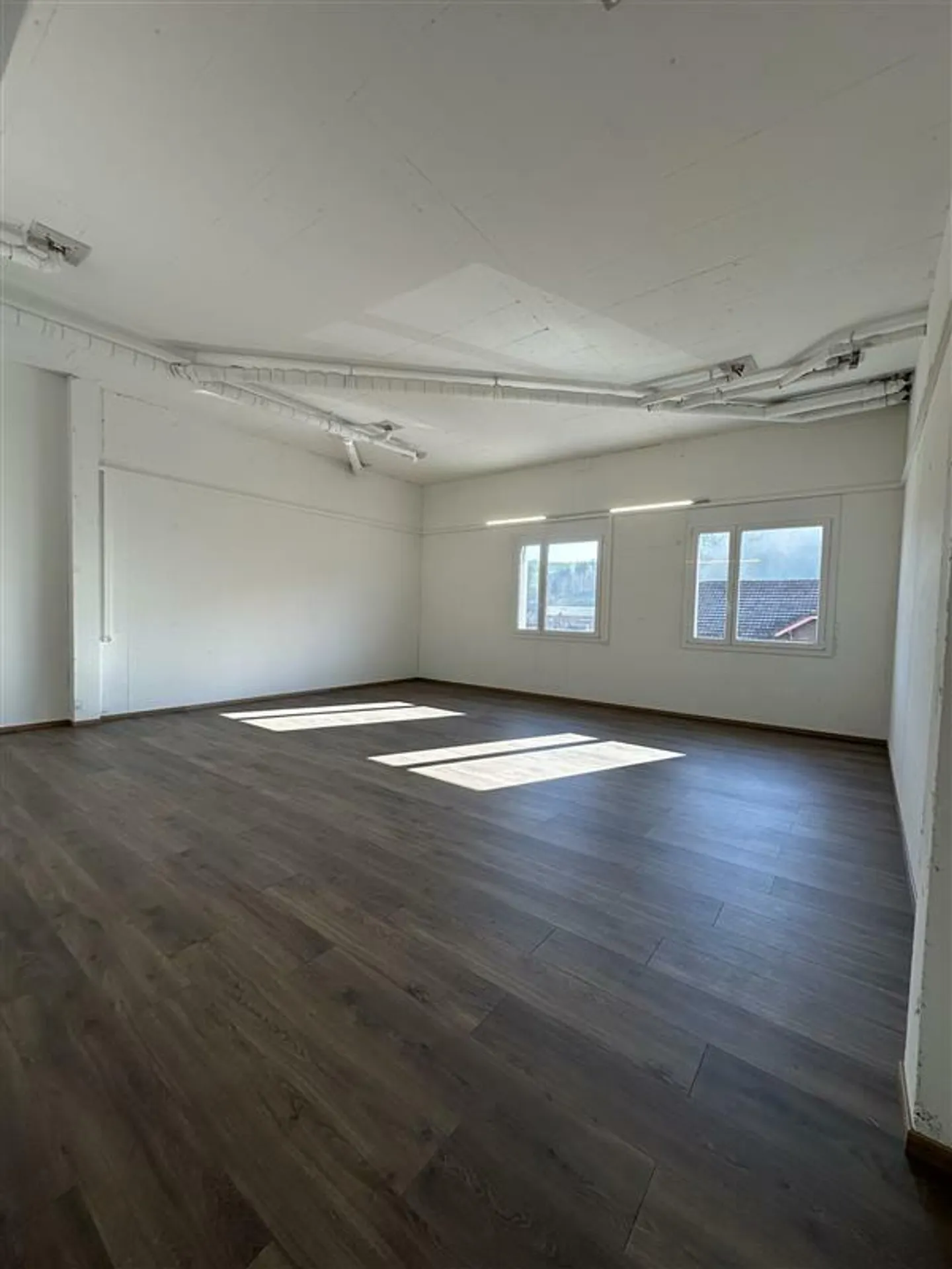 Bureaux / locaux commerciaux spacieux - Photo 3 sur 5