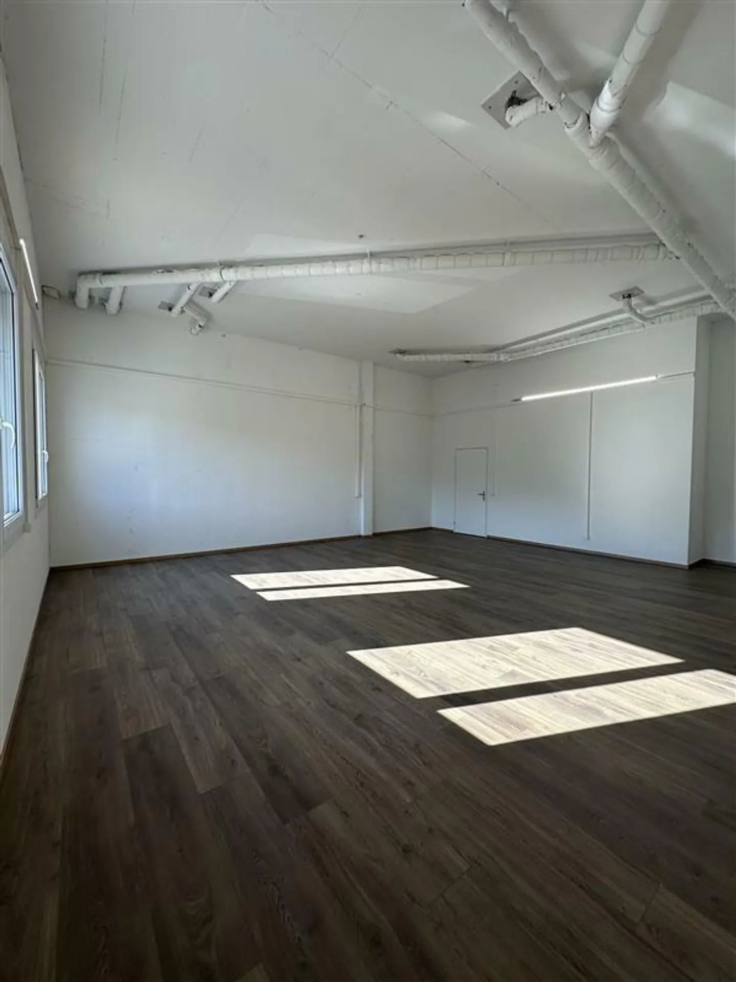 Bureaux / locaux commerciaux spacieux - Photo 4 sur 5