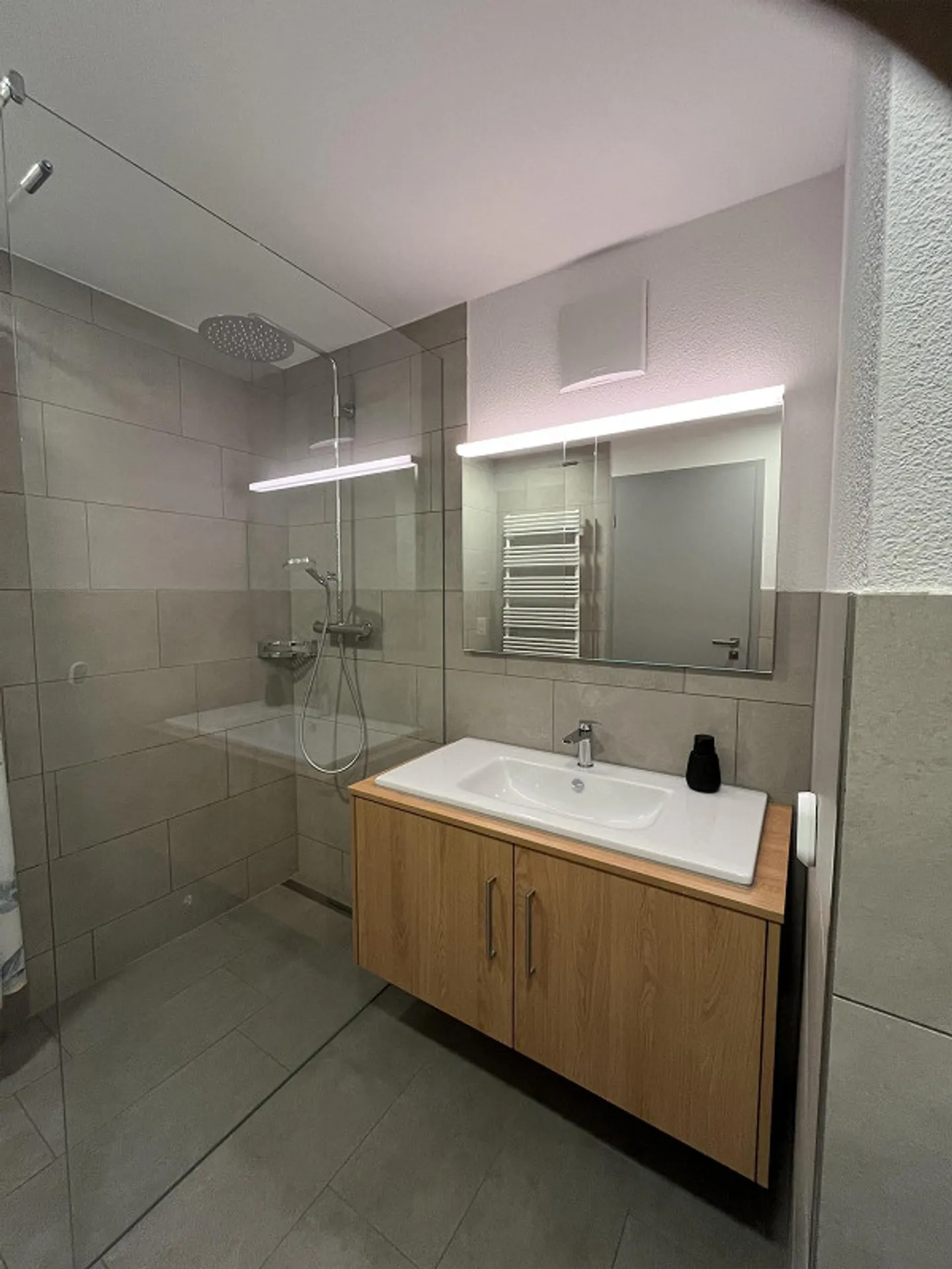 Appartement moderne de 3,5 pièces - Photo 3 sur 10
