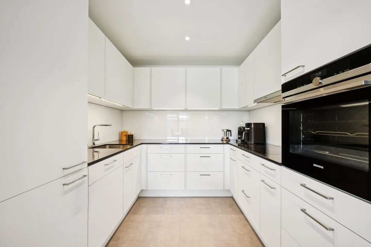 Modern Apartment with Balcony - Photo 2 of 6