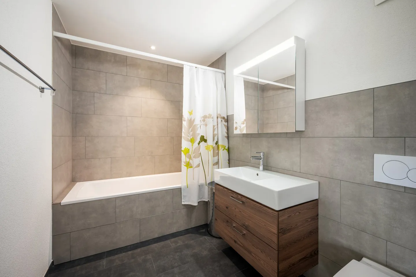 Modern Apartment with Balcony - Photo 3 of 6