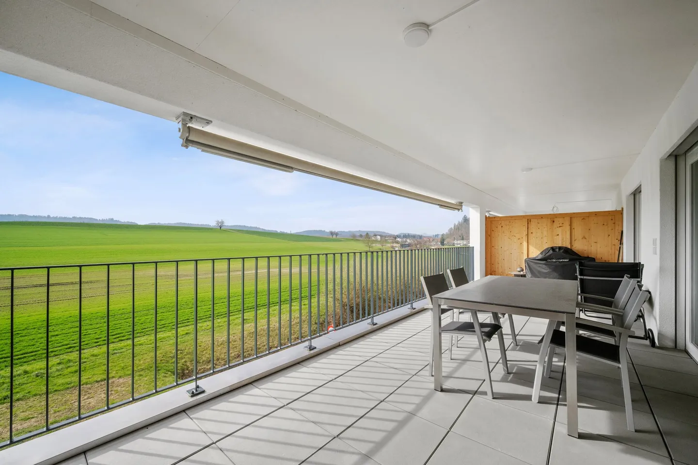 Modern Apartment with Balcony - Photo 4 of 6