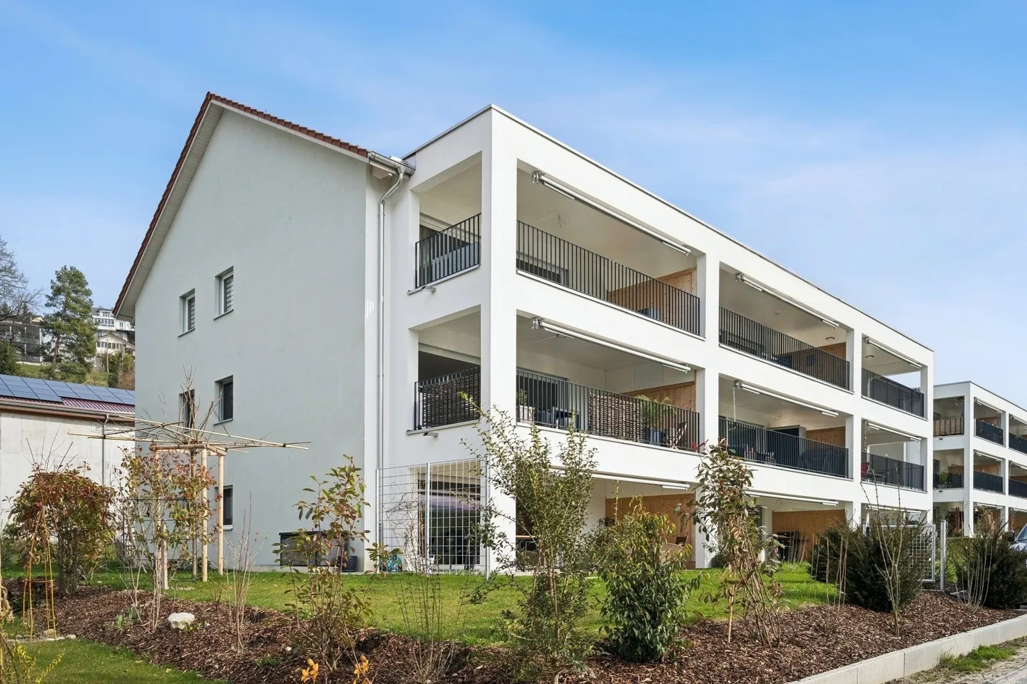 Modern Apartment with Balcony - Photo 5 of 6