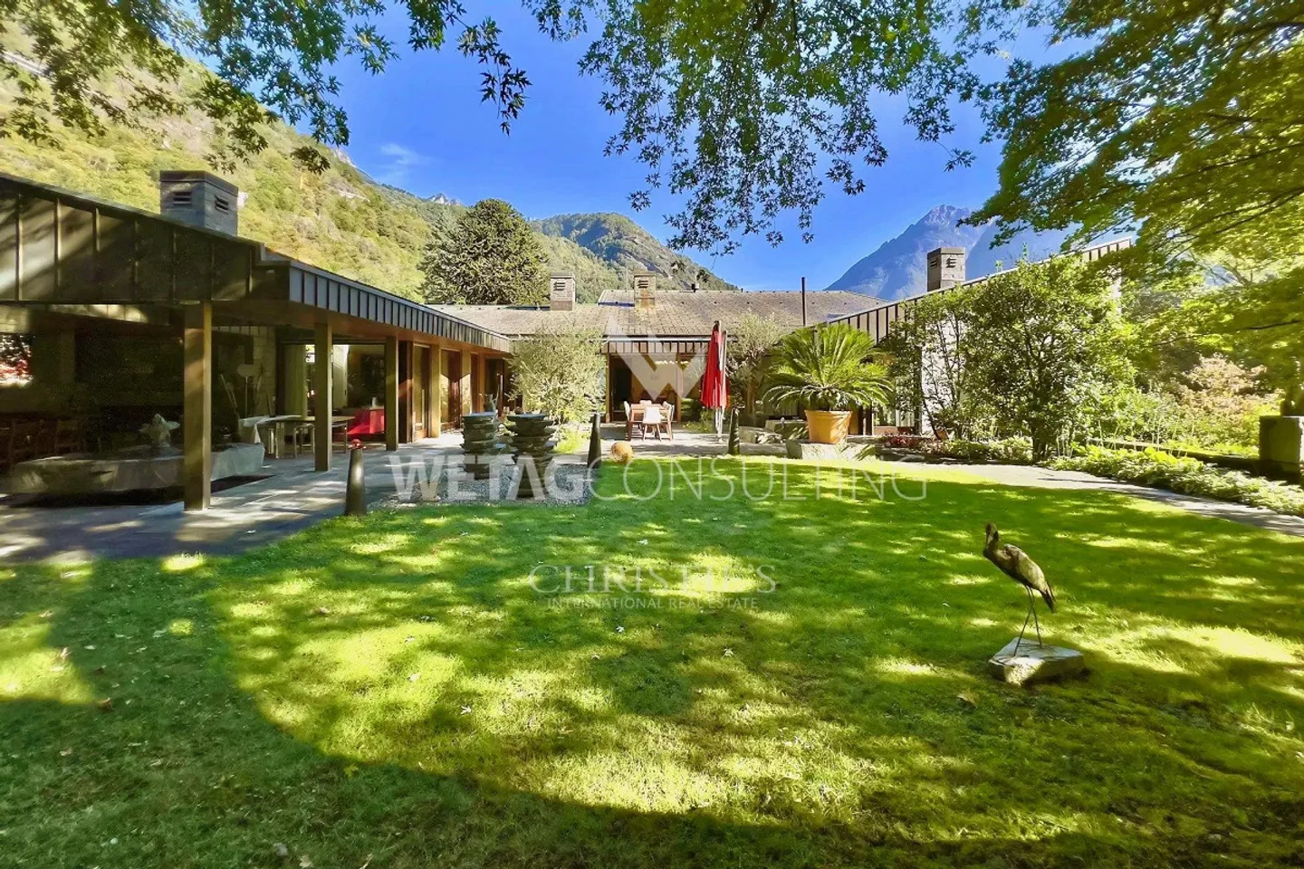 Villa prestigiosa circondata da una lussureggiante vegetazione con un ampio giardino... - Foto 1 di 13