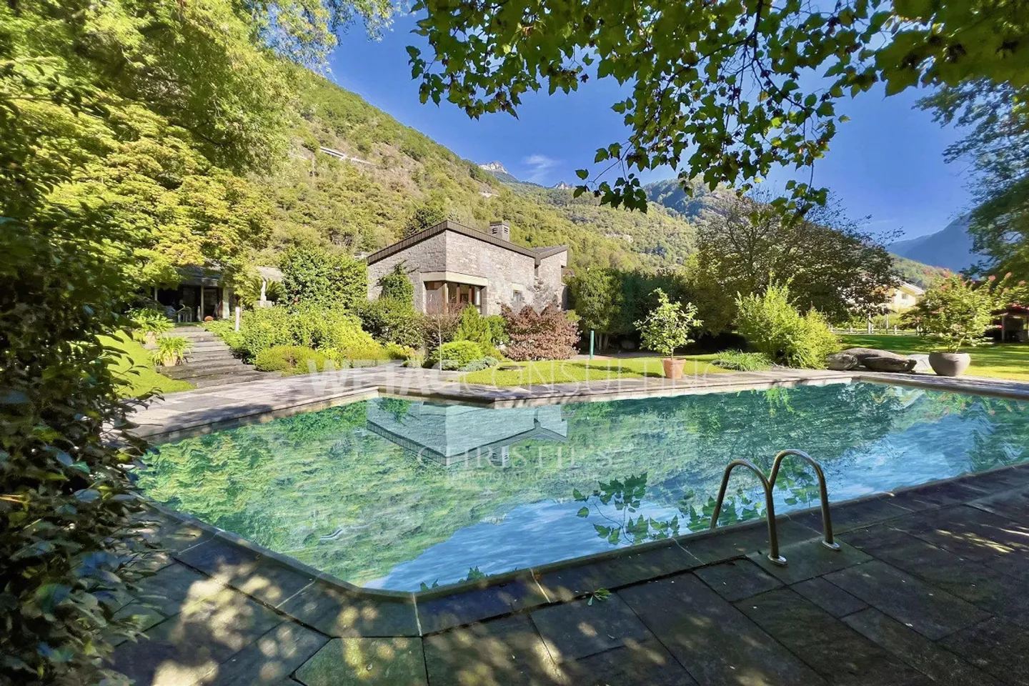 Villa prestigiosa circondata da una lussureggiante vegetazione con un ampio giardino... - Foto 2 di 13