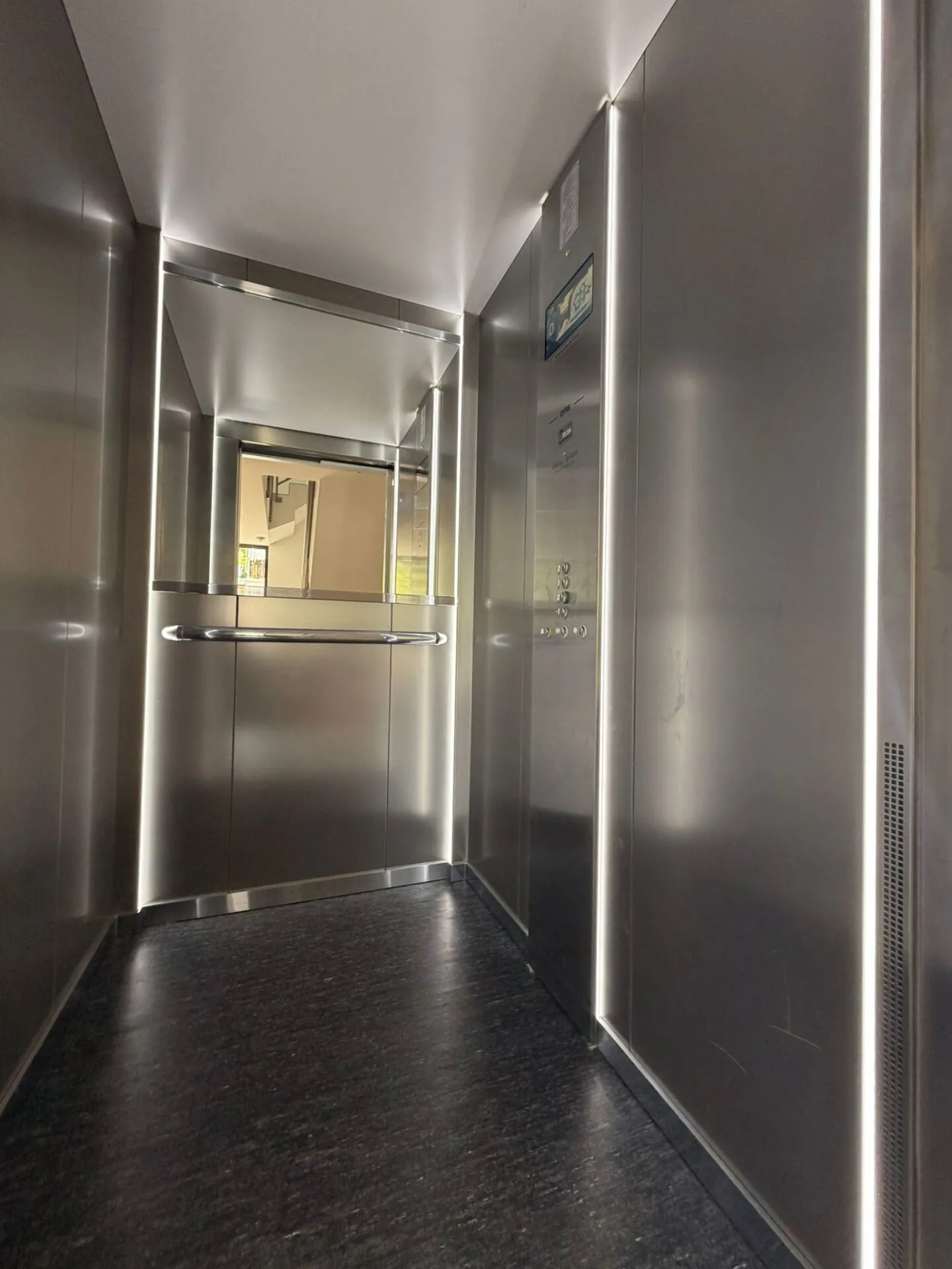 Moderno appartamento di 4.5 locali con balcone e vista sul verde - Foto 8 di 19