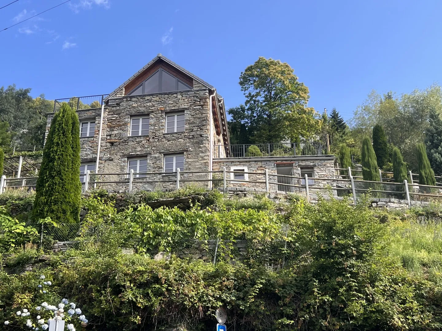 Casa in Pietra Ristrutturata con Grande Giardino e Terreno Edificabile Separato - Foto 1 di 43