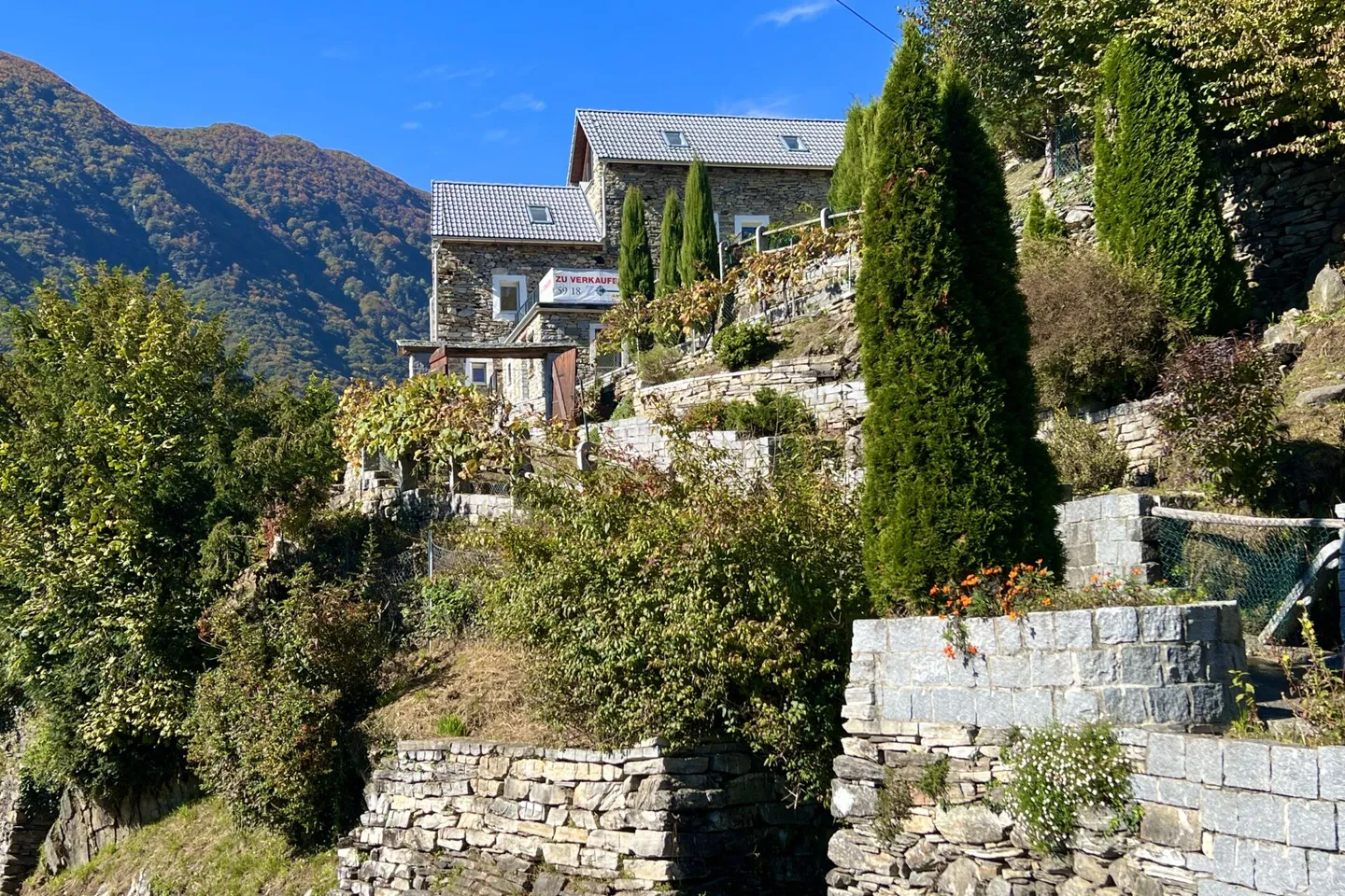 Casa in Pietra Ristrutturata con Grande Giardino e Terreno Edificabile Separato - Foto 2 di 43