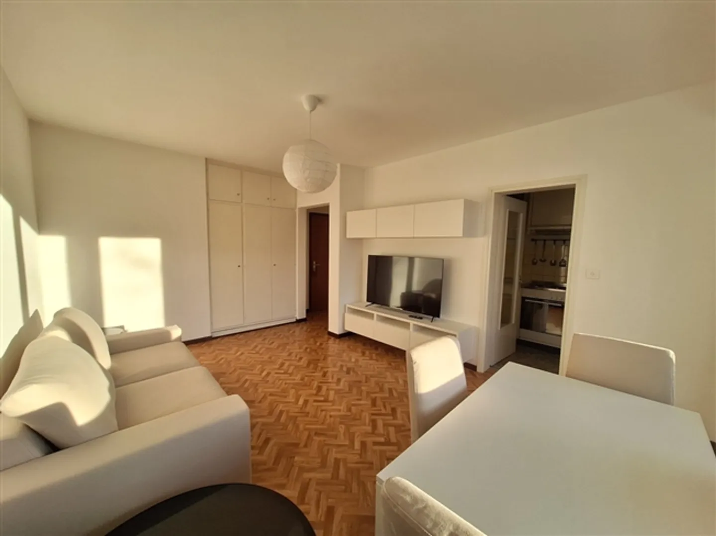 Appartamento studio arredato in affitto, con cucina separata e grande balcone - Foto 2 di 9