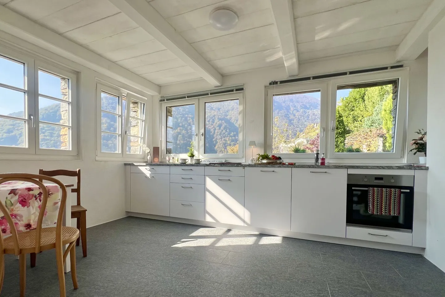 Casa in Pietra Ristrutturata con Grande Giardino e Terreno Edificabile Separato - Foto 8 di 43