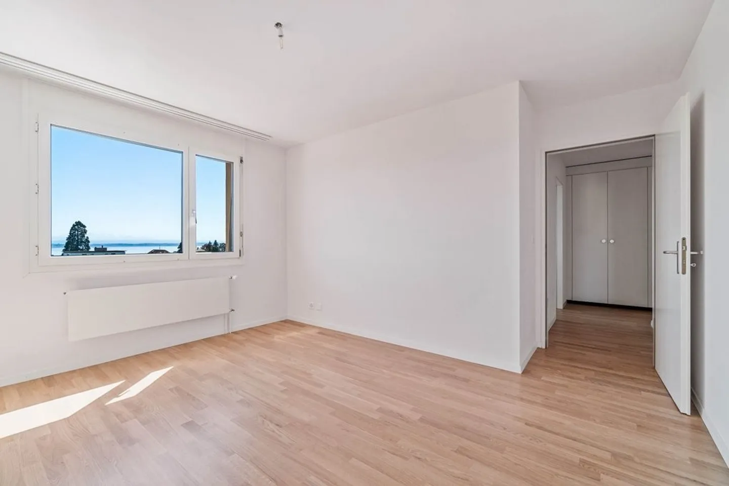 Spacious Apartment Near City Center - Photo 3 of 8