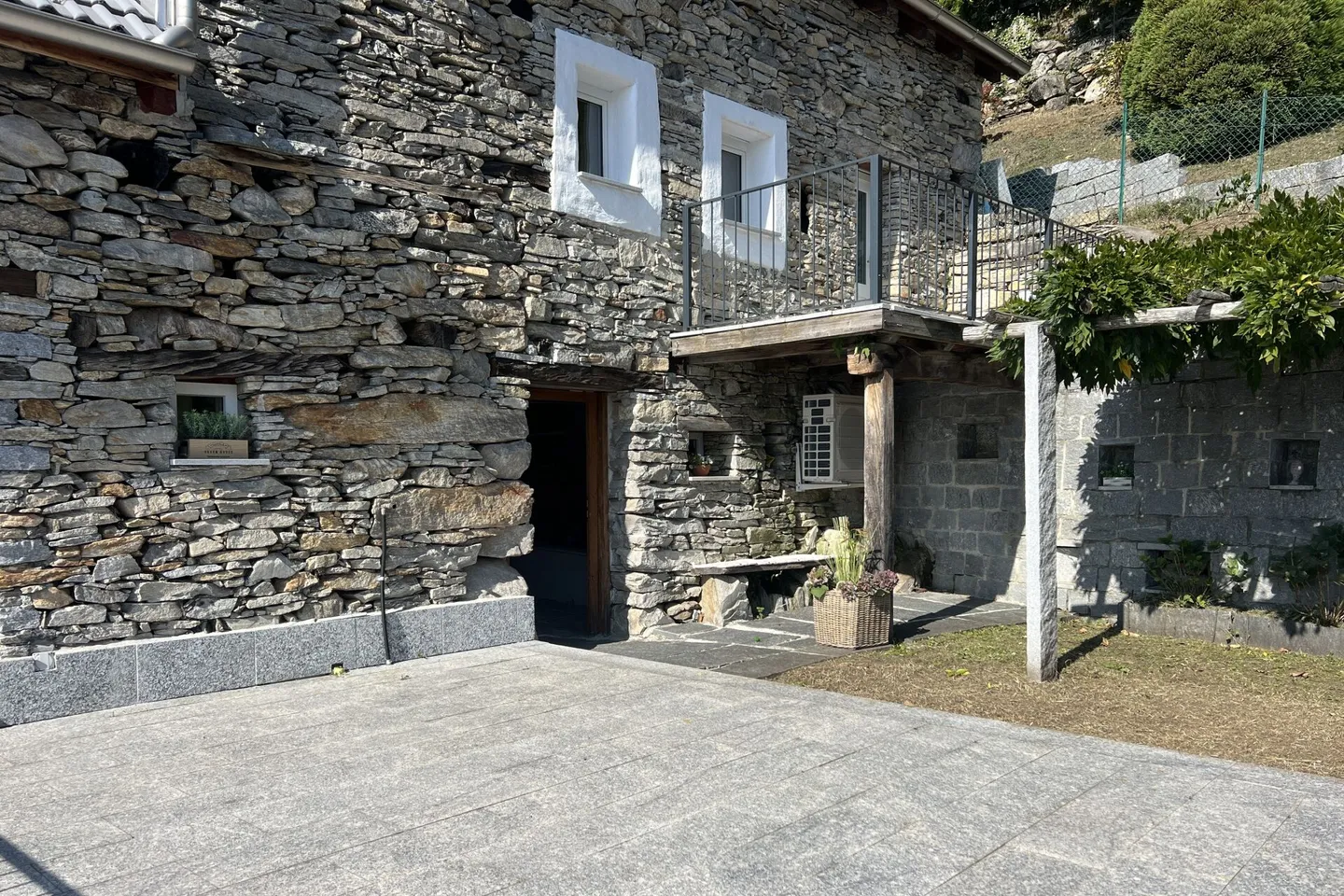 Casa in Pietra Ristrutturata con Grande Giardino e Terreno Edificabile Separato - Foto 6 di 43