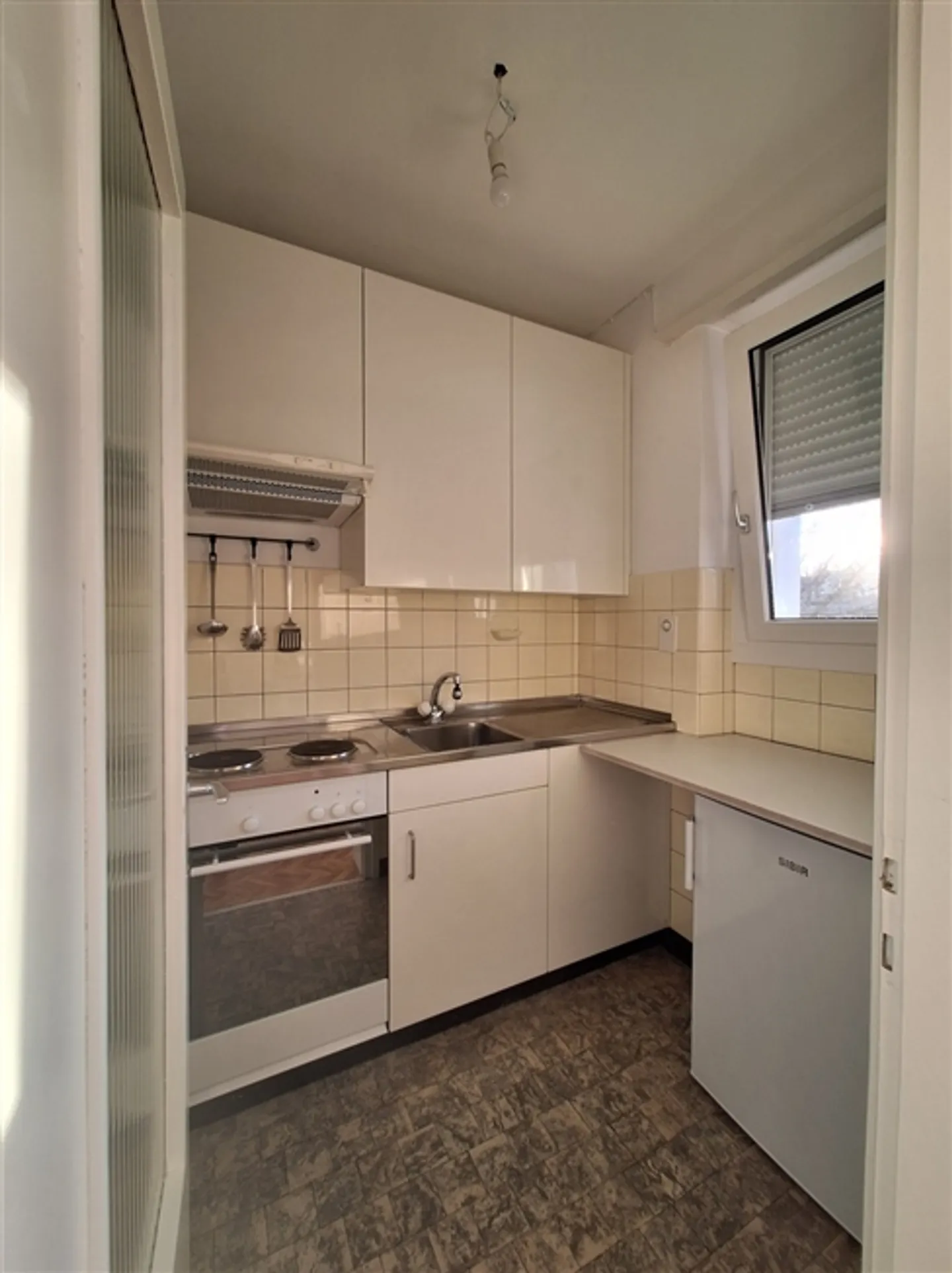 Appartamento studio arredato in affitto, con cucina separata e grande balcone - Foto 3 di 9