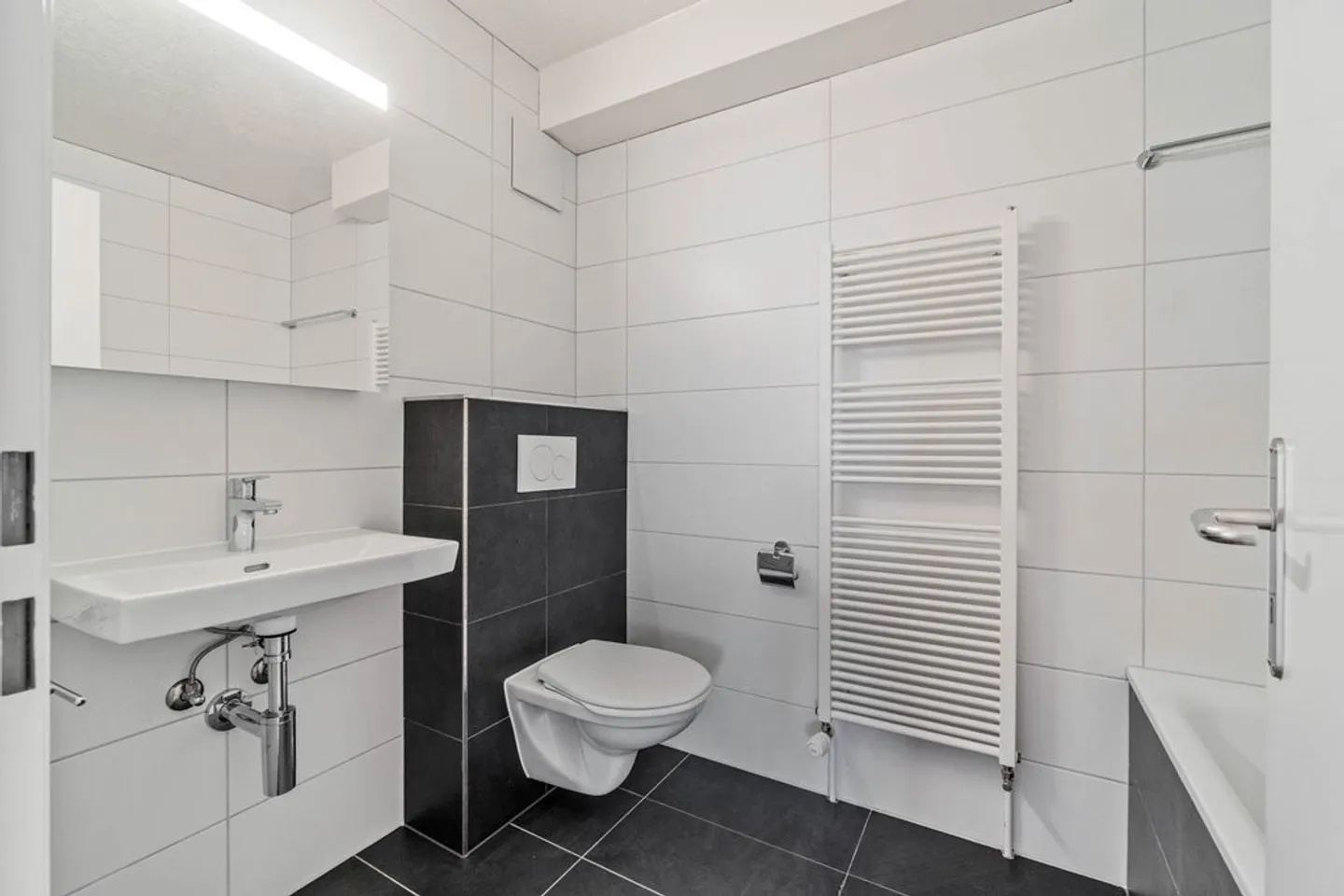 Spacious Apartment Near City Center - Photo 6 of 8