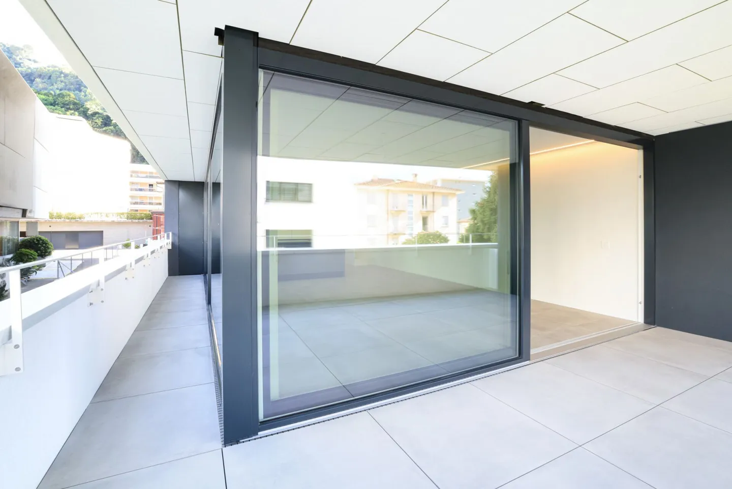 SOLDUNO - Nuovo, moderno appartamento di 3.5 stanze con terrazza - Foto 6 di 13