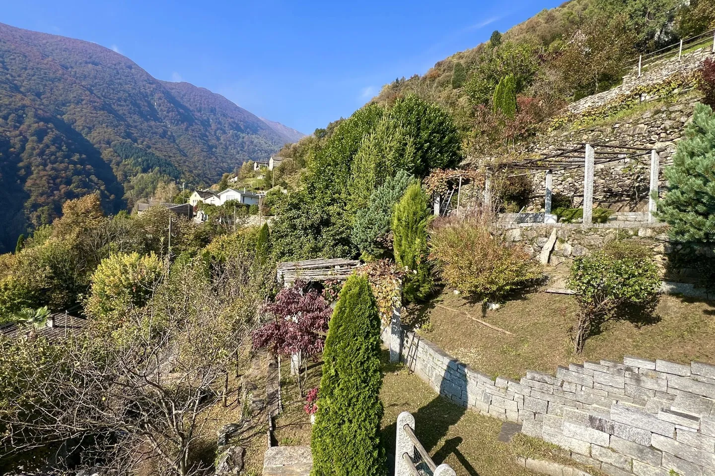 Casa in Pietra Ristrutturata con Grande Giardino e Terreno Edificabile Separato - Foto 11 di 43
