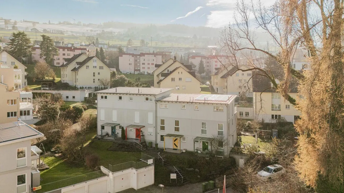 Grosszügiges 5.5-Zimmer-Reiheneinfamilienhaus an bevorzugter Wohnlage - Foto 2 von 13