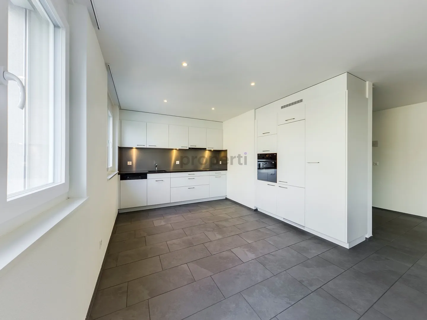 Wunderschöne, helle 4.5-Zimmer Wohnung mit 100m2 und modernem Layout in Laufen - Foto 5 von 13