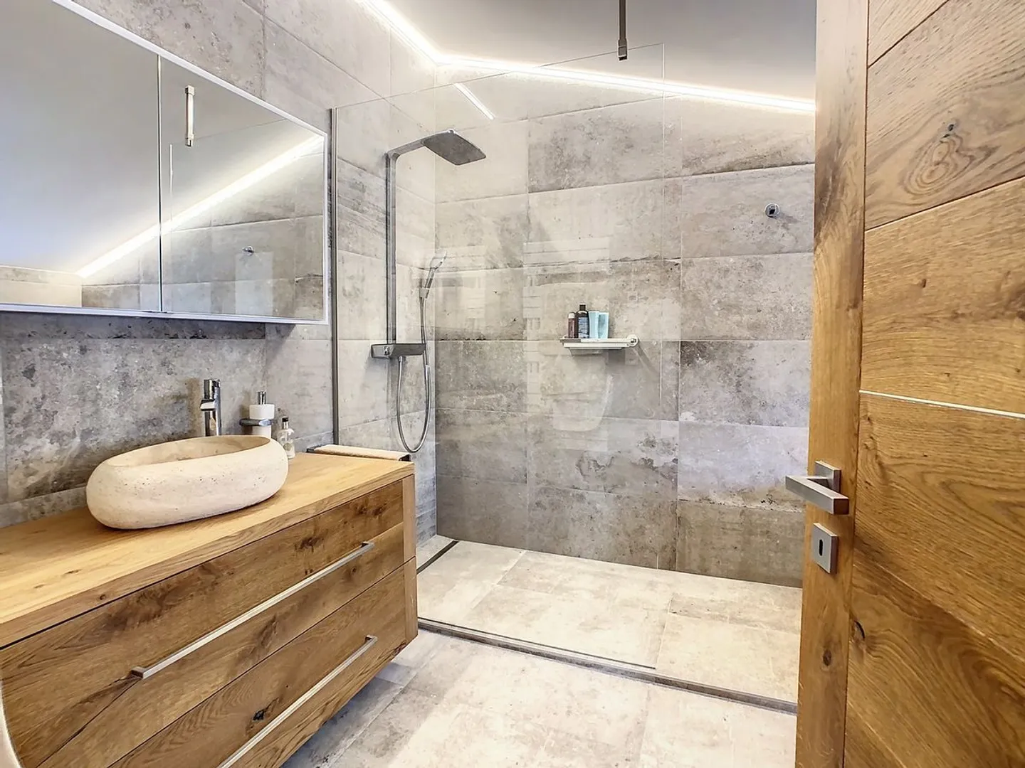 Discover the pinnacle of luxury in Crans-Montana - Photo 4 of 5