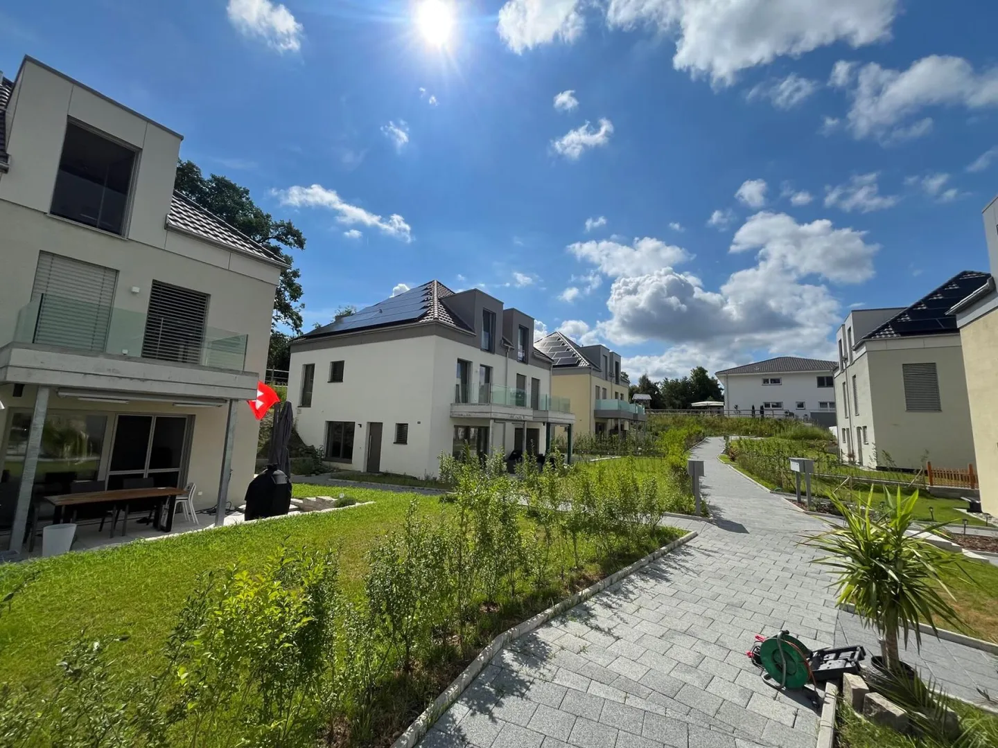 Maison individuelle semi-détachée neuve (F1) avec 2 salles de bain, 2 places de parking, jardin et coin salon - Photo 1 sur 41
