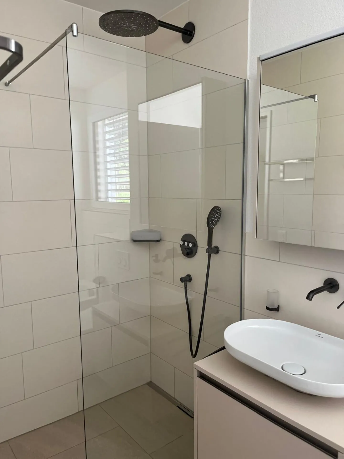 Maison individuelle semi-détachée neuve (F1) avec 2 salles de bain, 2 places de parking, jardin et coin salon - Photo 24 sur 41