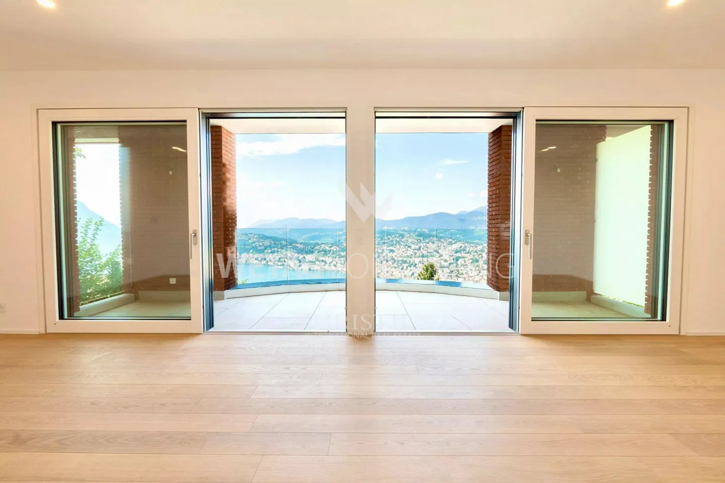 Villa a schiera moderna con giardino privato e vista panoramica sul lago di Lugano a Lugano-Aldesago in vendita - Foto 1 di 10