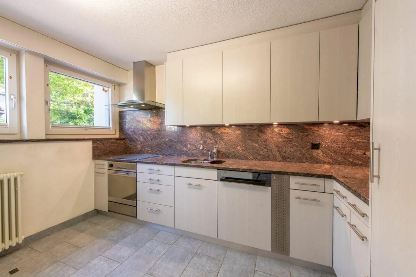 Sunny Living Experience - Semi-Detached House with Conservatory and Surroundings - Photo 4 of 18