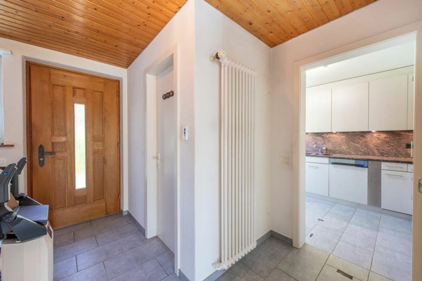Sunny Living Experience - Semi-Detached House with Conservatory and Surroundings - Photo 5 of 18