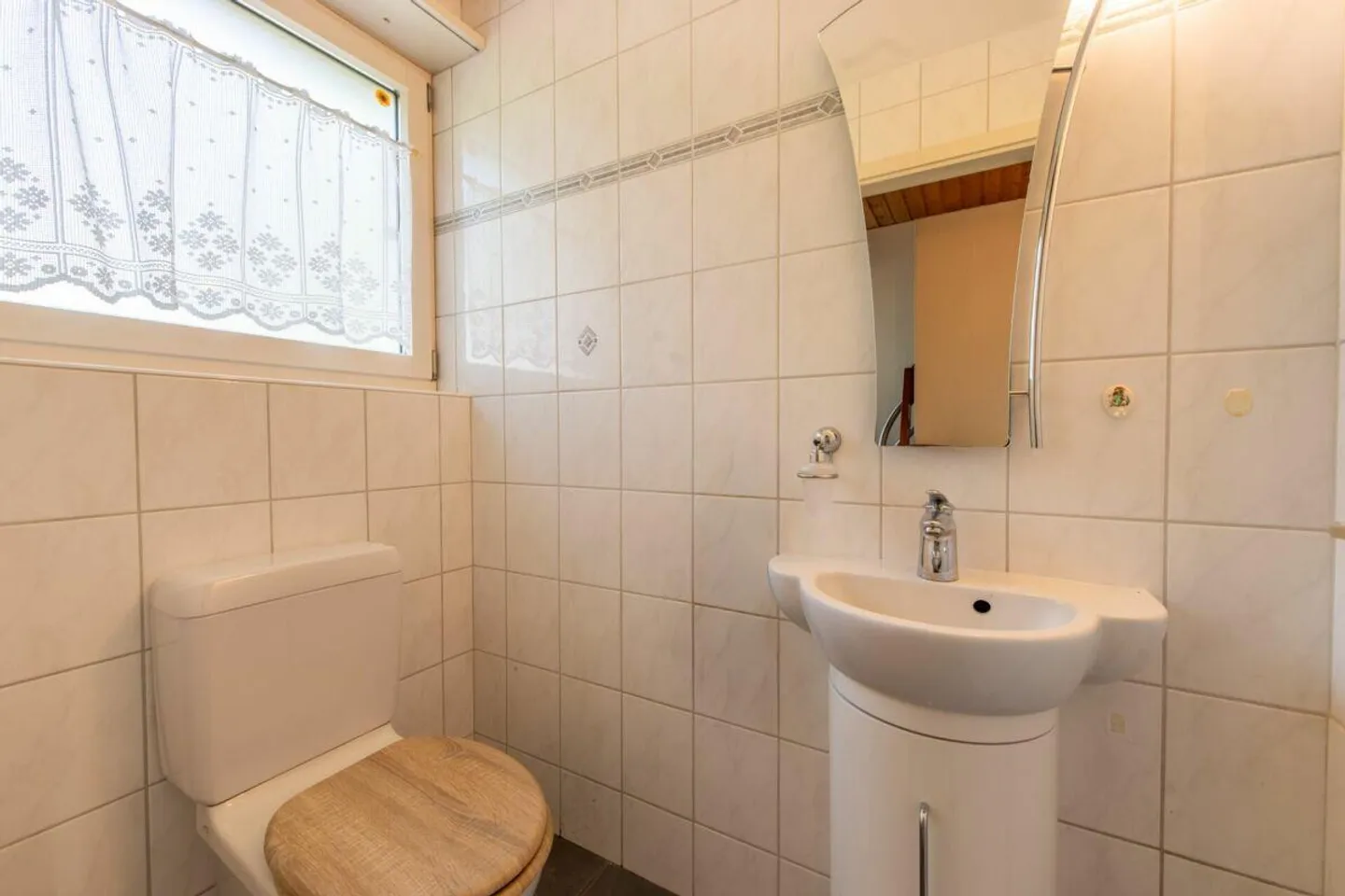 Sunny Living Experience - Semi-Detached House with Conservatory and Surroundings - Photo 6 of 18