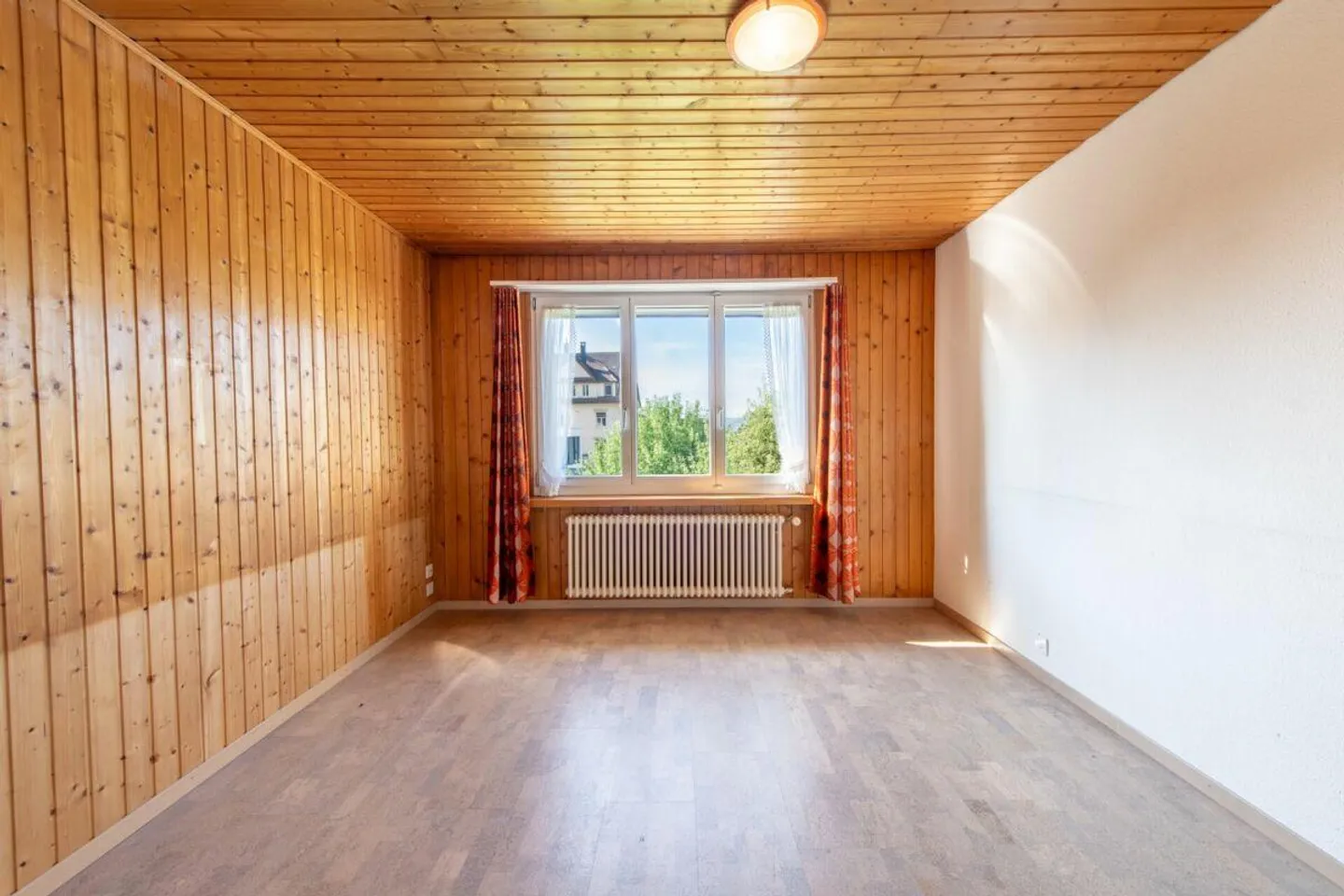 Sunny Living Experience - Semi-Detached House with Conservatory and Surroundings - Photo 9 of 18