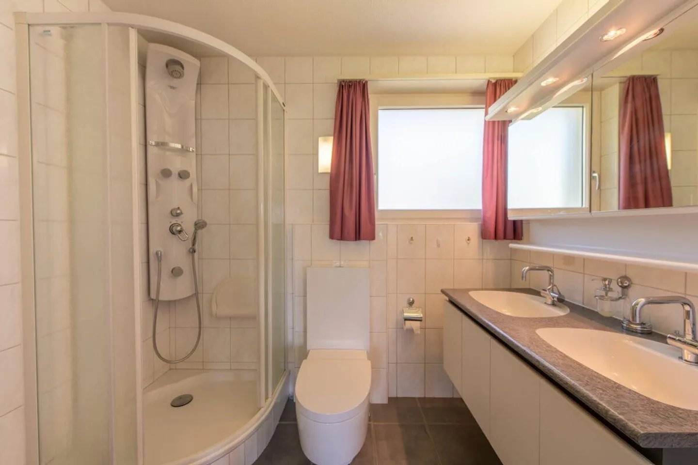 Sunny Living Experience - Semi-Detached House with Conservatory and Surroundings - Photo 10 of 18