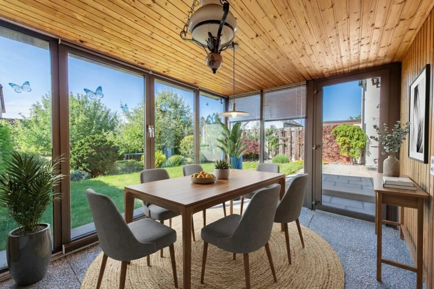 Sunny Living Experience - Semi-Detached House with Conservatory and Surroundings - Photo 12 of 18