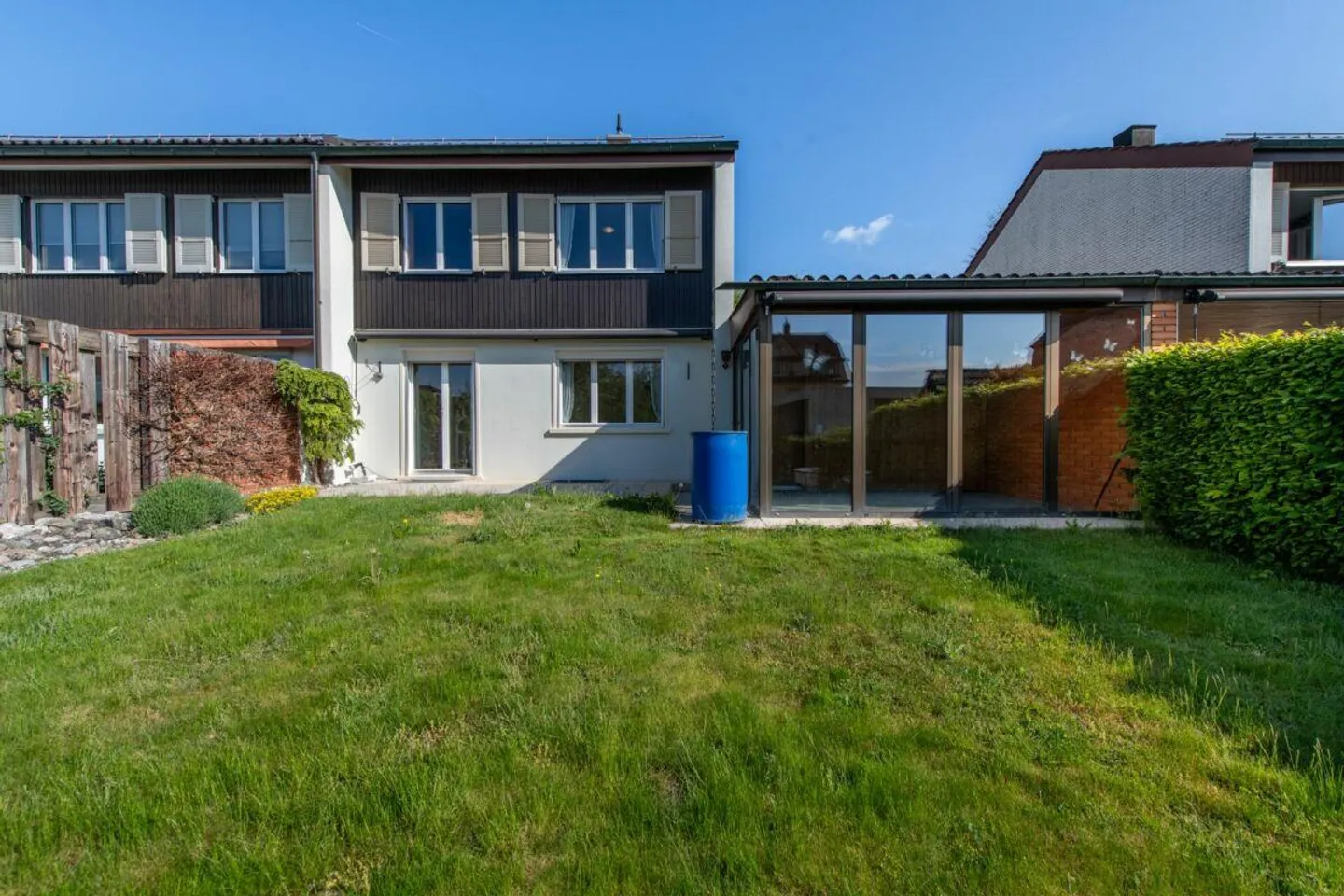 Sunny Living Experience - Semi-Detached House with Conservatory and Surroundings - Photo 14 of 18